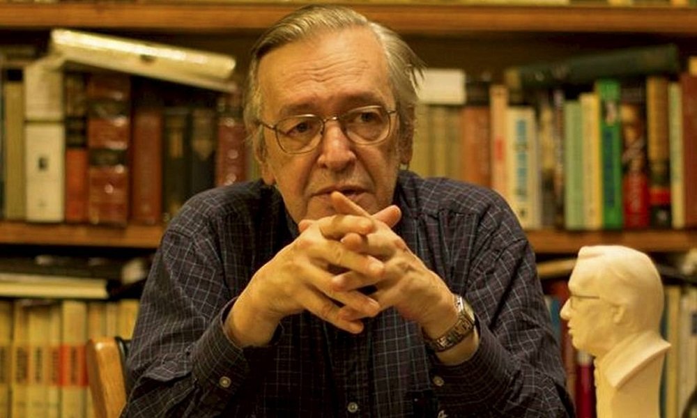 Filósofo autodidata, jornalista e pensador independente, Olavo de Carvalho marcou a história recente do Brasil com sua defesa da liberdade, da verdade e da tradição. Suas obras revelam uma crítica afiada ao marxismo cultural, ao globalismo e à decadência moral do Ocidente. Leitura essencial para quem valoriza princípios conservadores, espiritualidade e responsabilidade intelectual. Conheça os livros que formaram uma geração.